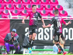 Festejo. El delantero Jahir Barraza (#10) celebra el segundo gol que metió ayer en el Estadio Jalisco. EFE /