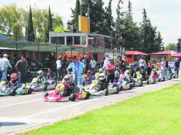 Sesión de práctica. Pilotos de la categoría estelar se preparan para iniciar la actividad en el Kartódromo 'Óscar Casillas'. ESPECIAL /