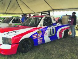 Los equipos alistan sus autos para la carrera de hoy. En la imagen, vehículos de la categoría estelar, la Súper Camionetas V8. ESPECIAL /