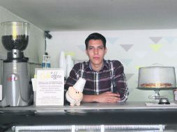 Germán, en su empleo de medio tiempo en una cafetería. Espera para hacer nuevamente los trámites de admisión a la UdeG. EL INFORMADOR / E. Barrera