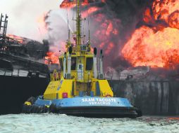 Ante la posibilidad de un derrame de combustible, Pemex ya coloca barreras alrededor de la embarcación. EFE /