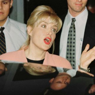 Trump amenaza con llevar a ex amante de Clinton al debate