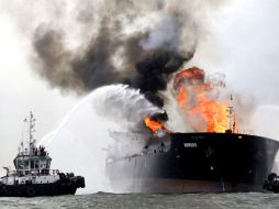 El fuego consumía 167 mil barriles de combustible que transportaba el buque. SUN /