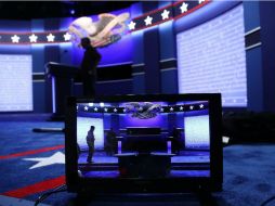 Se ajustan los últimos detalles en el escenario del debate, que podrá seguirse por diversas plataformas. EFE / A. Gombert