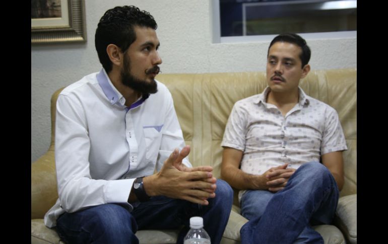 Cuauhtli Padilla (izquierda) y Marco Trujillo afirman que ya está listo el primer lote de 300 pulseras. EL INFORMADOR / G. Gallo