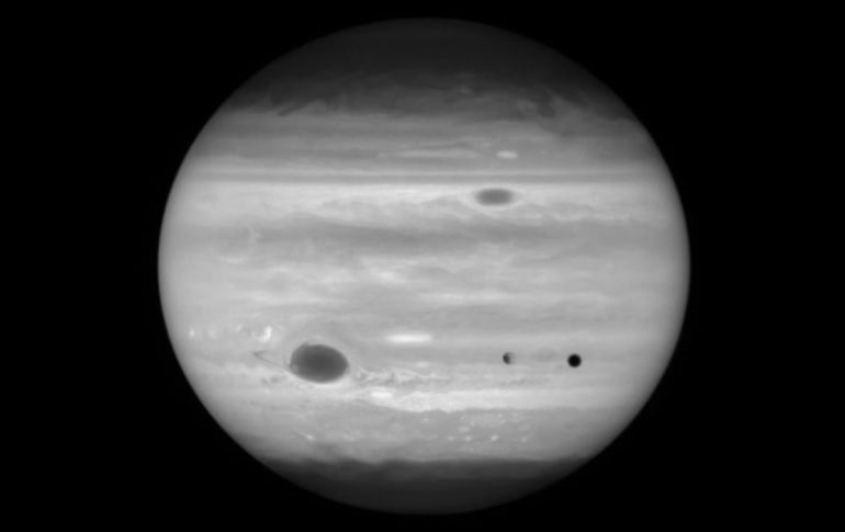El telescopio Hubble logró tomar imágenes de lo que pueden ser emisiones de vapor de agua de la luna Europa. TWITTER / @NASA