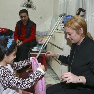 Lindsay Lohan visita hospital para refugiados sirios en Turquía