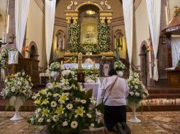 Entre lágrimas y con claveles blancos, habitantes del lugar y la congregación le dieron el último adiós al padre José Alfredo. AFP / E. Castro