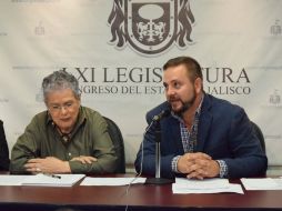 Mario Castellanos (der) presenta su iniciativa. TWITTER / @MCastellanosib