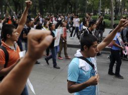'Ayotzinapa vive, la lucha sigue', 'No has muerto camarada, tu muerte será vengada', gritaban los manifestantes. AFP / P. Pardo
