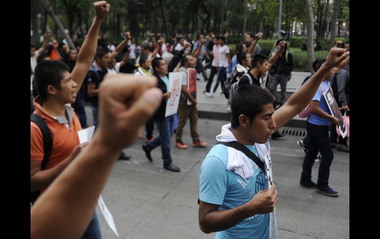 'Ayotzinapa vive, la lucha sigue', 'No has muerto camarada, tu muerte será vengada', gritaban los manifestantes. AFP / P. Pardo