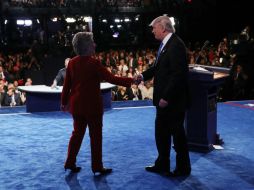 Los dos candidatos se lanzaron fuertes críticas durante hora y media, pero se saludaron antes de iniciar y al concluir el debate. EFE / J. Raedle