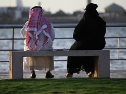 En este país, que aplica estrictamente la ley islámica, las mujeres necesitan autorización de un hombre para varias actividades. AP / ARCHIVO