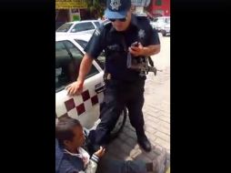 El oficial asegura que el agredido ‘se golpeó solito en el castillo’ de la pared. FACEBOOK / Marco Antonio Rivera Vigueras