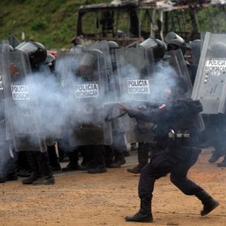 Normalistas y policías se enfrentan en Michoacán; hay 47 detenidos