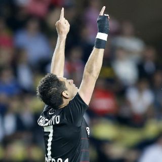 'Chicharito' se retirará en Chivas: Vergara