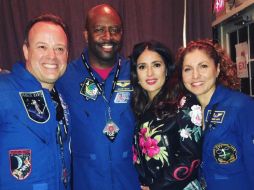 Salma Hayek publicó en su cuenta de Instagram una imagen junto a Ron Garan, Leland Melvin y la ingeniera Anousheh Ansari. INSTAGRAM / salmahayek