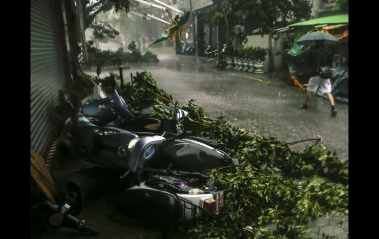El ojo de ‘Megi’ entró en Taiwán por el este a las 14:00 hora local del martes y salió por el oeste a las 21:10 en dirección a China. EFE / R.B. Tongo