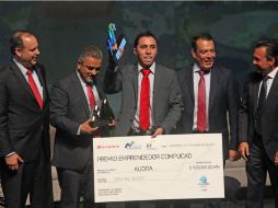 Elton Osorio recibe su premio por el proyecto Audita. EL INFORMADOR / M. Vargas