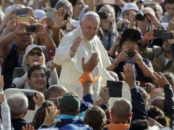 El papa pidió a los mexicanos e la plaza de San Pedro que cantaran a la Virgen de Guadalupe. AP / A. Medichini