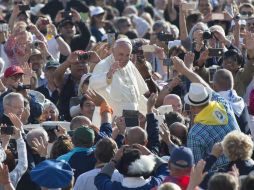 El papa Francisco saluda a miles de fieles a su llegada a su Audiencia General semanal en la Plaza de San Pedro. EFE / G. Onorati