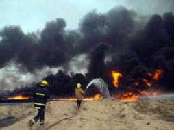 Los pozos incendiados hoy se suman los seis atacados hace seis meses por los extremistas y que aún están ardiendo. AP / ARCHIVO