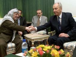 Saludo entre Yasser Arafat y Simon Peres en 2001. AP / A. Jadallah
