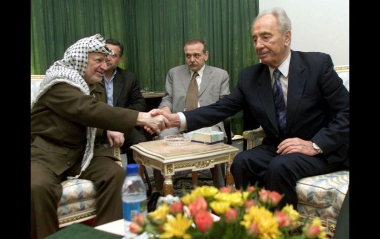 Saludo entre Yasser Arafat y Simon Peres en 2001. AP / A. Jadallah