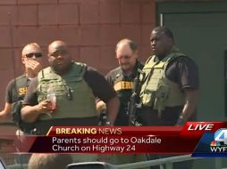 Imágenes de televisión mostraban que los oficiales evacuaron ordenadamente la escuela. AP / WYFF