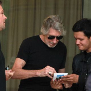 Roger Waters firma autógrafos a fans mexicanos