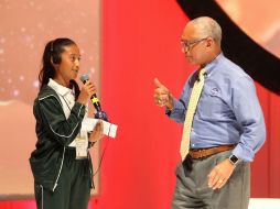 Durante la conferencia, respondió a preguntas y alentó a los niños a estudiar 'duro' si desean llegar a ser astronautas. EFE / U. Ruíz Basurto