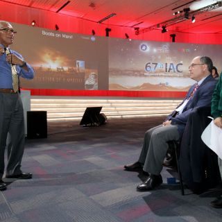 Director de la NASA anima a niños y jóvenes a interesarse en la ciencia