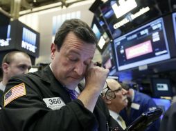 El descenso se debe a que las solicitudes de subsidio por desempleo en EU subieron menos de lo esperado la semana pasada. AP / ARCHIVO