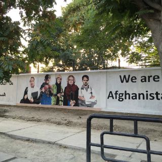 Banksy afgano pinta paredes en Kabul