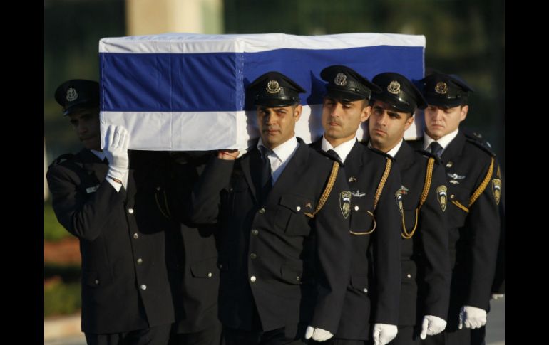 Guardia de Honor de Israel carga el ataúd del ex presidente israelí Shimon Peres en Jerusalén. EFE / A. Safadi