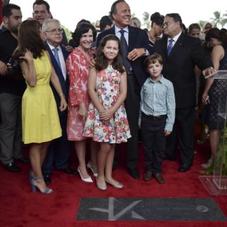 Julio Iglesias descubre su estrella de la fama de Puerto Rico