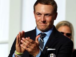 Jordan Spieth. El integrante del equipo de EU saluda durante la ceremonia de apertura de la Copa Ryder. AFP / A. Redington