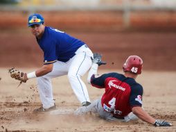 Christian Zazueta, de Navojoa, se barre en la almohadilla defendida por Juan Rodriguez. Charros  Straffon Images  /