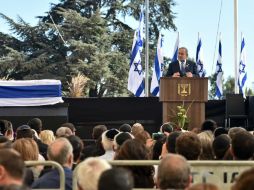 Benjamin Netanyahu, primer ministro de Israel, habla durante el funeral. AFP / N. Kamm