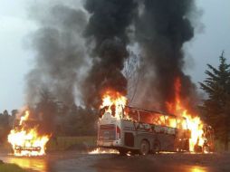 El pasado martes, 49  normalistas fueron detenidos cuando quemaban vehículos que previamente habían retenido. EFE / L. Granados