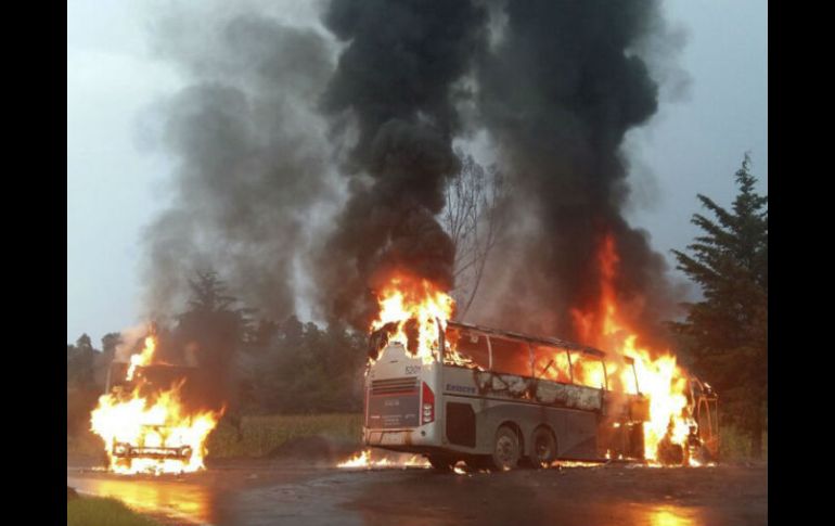 El pasado martes, 49  normalistas fueron detenidos cuando quemaban vehículos que previamente habían retenido. EFE / L. Granados