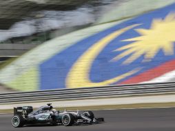 Lewis Hamilton logró el mejor tiempo y dominó los primeros ensayos libres en el Circuito de Sepang. EFE / F. Ismail