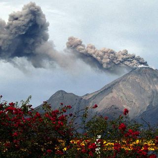 Volcán El Colima amanece con emisión de material incandescente