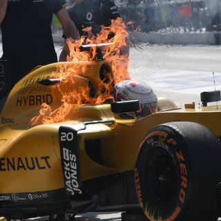 Magnussen sufre susto en Sepang tras incendiarse su coche
