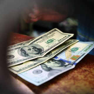 Dólar cierra en 19.82 pesos a la venta