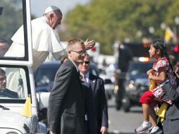 Cruz logró saltar la seguridad para entregarle la carta al Pontífice en la que le pedía que intercediera por los indocumentados. EFE / ARCHIVO