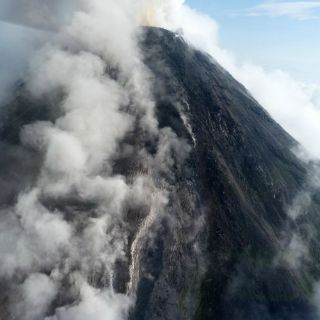 Nuevo domo en volcán El Colima genera derrumbes y flujo de lava