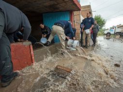 Autoridades rescataron a docenas de familias que se encontraban sobre el techo de sus casas, informó la Secretaría de Gobernación. TWITTER / @AispuroDurango