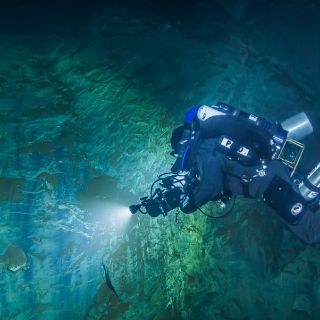 Hallan cueva subacuática más profunda del mundo