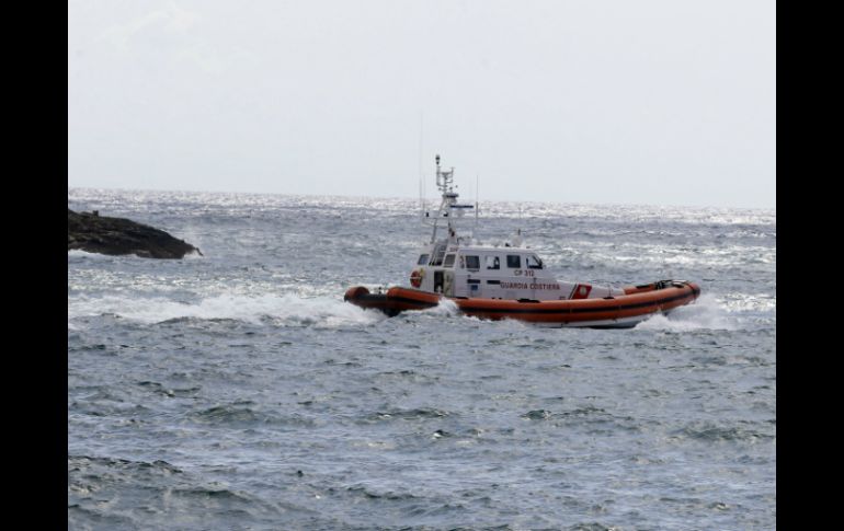 Los rescatistas llegaron al hombre y con un salvavidas fue jalado hasta el buque de la Armada. AP / ARCHIVO